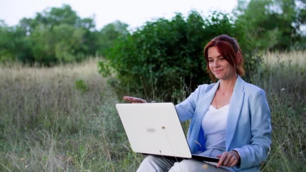 Szabadban Iroda Csinos Fiatal Dolgozik Egy Laptop Miközben Tisztítása Háttér — Stock videók