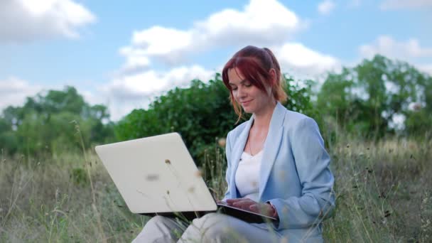 Teledojíždějící Kancelářský Pracovník Okouzlující Žena Volné Noze Pracující Počítače Sedí — Stock video