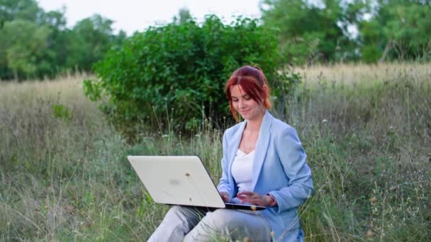 Εργασία Εκτός Γραφείου Νεαρή Γυναίκα Εργάζεται Ένα Φορητό Υπολογιστή Κάθεται — Αρχείο Βίντεο