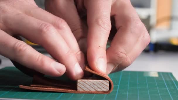 Kožený Pracovní Postup Samec Řemeslník Vyrábí Kožený Výrobek Stole Zblízka — Stock video