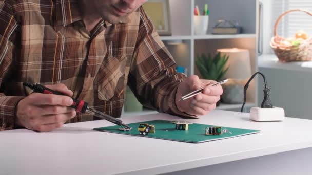 Levye Kullanan Bir Adam Evdeki Bir Masada Mikro Devreleri Tamir — Stok video