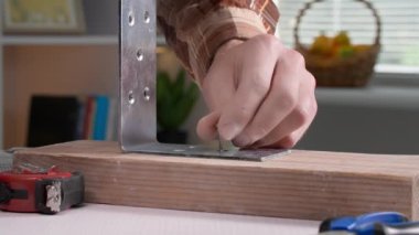 Marangoz, erkek mobilya üreticisi tornavida kullanıyor. Odaya girmek için metal bir köşeyi vidalıyor.