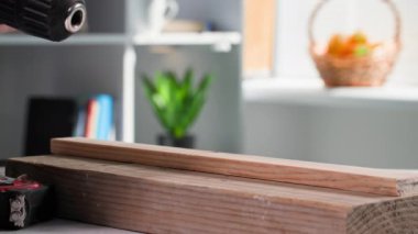 Çalışan aletler, erkek marangoz tornavida kullanıyor ve matkap ahşap bir rafta delik açıyor, yakın plan.