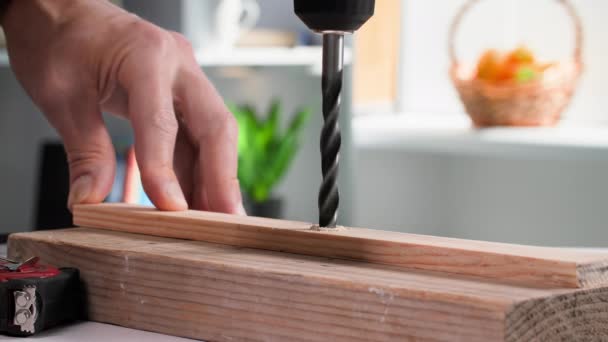 Cieśla Męski Pracownik Używający Śrubokrętu Robi Dziurę Drewnianym Bloku Zbliżenie — Wideo stockowe