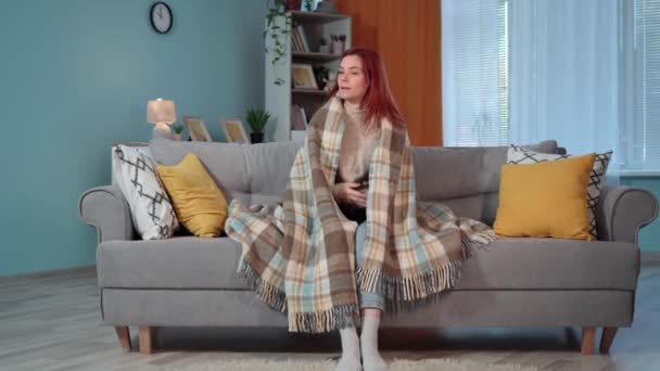 Çekici Kadın Sıcak Bir Battaniyeyle Kendini Isıtıyor Evdeki Isıtma Eksikliği — Stok video
