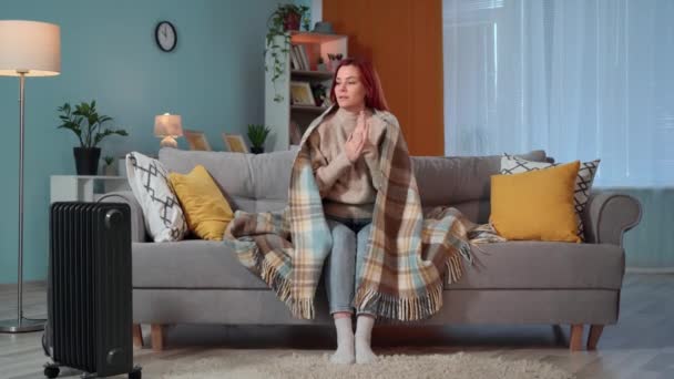 Nutsvoorzieningen Jonge Huisvrouw Warme Deken Verwarmt Haar Armen Benen Maakt — Stockvideo
