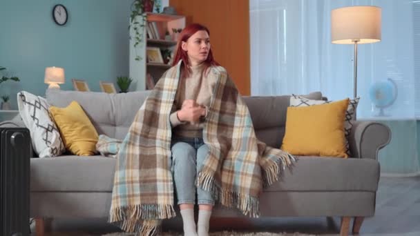 유틸리티 따뜻한 담요에 여자가 따뜻하게 유지하려고 감기에서 히터와 — 비디오