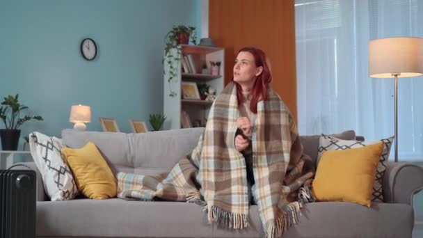 Mladá Žena Zabalená Teplé Přikrývce Snaží Udržet Teplo Protože Zima — Stock video