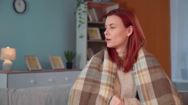 Retrato Mujer Joven Manta Caliente Calentándose Casa Sentada Sofá Mirando — Vídeo de stock