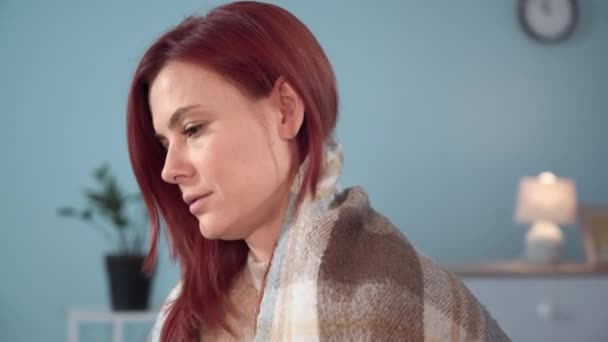 Hideg Házban Fiatal Melegíti Kezét Miközben Bebugyolálva Kanapén Hiánya Miatt — Stock videók