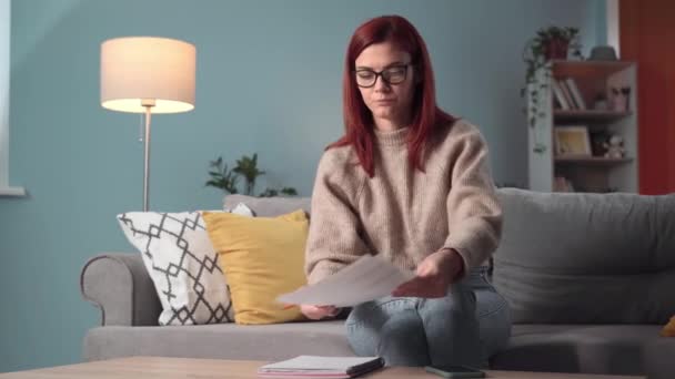 Kamu Hizmeti Ödemeleri Gözlüklü Genç Bir Kadın Evdeki Kanepede Oturan — Stok video