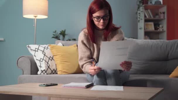 Kamu Hizmeti Ödemeleri Gözlüklü Genç Bir Kadın Evdeki Kanepede Oturan — Stok video