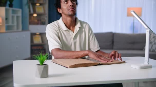 Jeune Homme Noir Lisant Livre Pour Les Personnes Ayant Des — Video