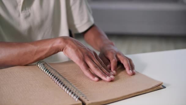 Ciego Afroamericano Hombre Con Mala Vista Lee Braille Libro Corre — Vídeos de Stock