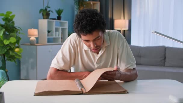 Joven Hombre Negro Estudiando Braille Libro Mirando Las Páginas Mientras — Vídeos de Stock
