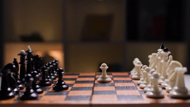 Επιτραπέζια Παιχνίδια Αρσενικό Χέρι Παίζει Σκάκι Σχεδιασμό Επόμενη Κίνηση Στην — Αρχείο Βίντεο