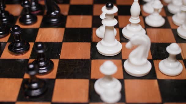 Zeitraffer Erfolgsstrategie Mann Spielt Schach Auf Dem Schachbrett Nahaufnahme — Stockvideo
