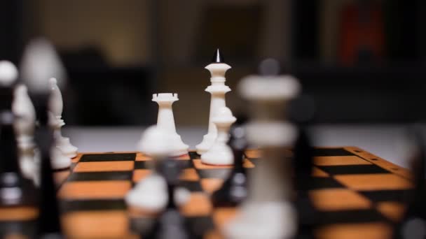 Παιχνίδια Για Την Ψυχική Ανάπτυξη Πιόνια Σκάκι Στη Σκακιέρα Close — Αρχείο Βίντεο