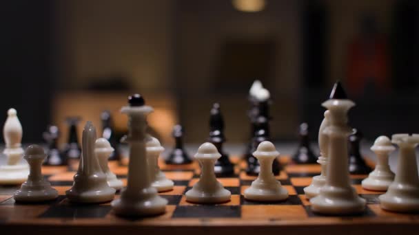 Επιτραπέζια Παιχνίδια Άνθρωπος Κάνει Κίνηση Σκακιστικό Κομμάτι Σχεδιασμό Στρατηγική Για — Αρχείο Βίντεο