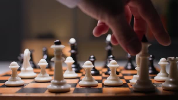Планируя Добиваясь Успеха Человек Обдумывает Следующий Ход Перекладывает Шахматную Фигуру — стоковое видео