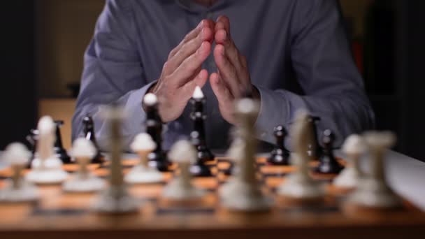 Satranç Oynayan Başarılı Bir Erkek Işadamı Bir Sonraki Hamleyi Düşünüyor — Stok video