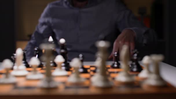 Стратегия Успех Молодой Человек Играет Шахматы Тщательно Рассматривает Свой Ход — стоковое видео