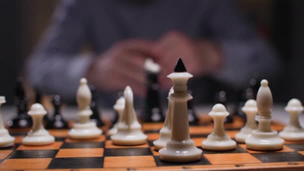 남자는 체스를 단계를 클로즈업 — 비디오