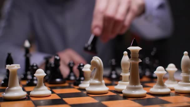 Strategie Konzept Ein Erfolgreicher Mann Spielt Schach Denkt Jeden Schritt — Stockvideo