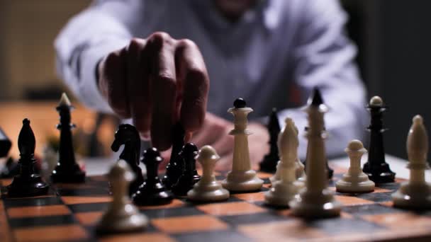 Strategie Plánování Mladý Muž Dělá Krok Šachovou Figurkou Šachovnici Detailní — Stock video