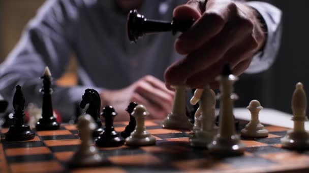 Strategie Für Den Erfolg Geschäftsmann Arrangiert Schachfiguren Auf Einem Schachbrett — Stockvideo