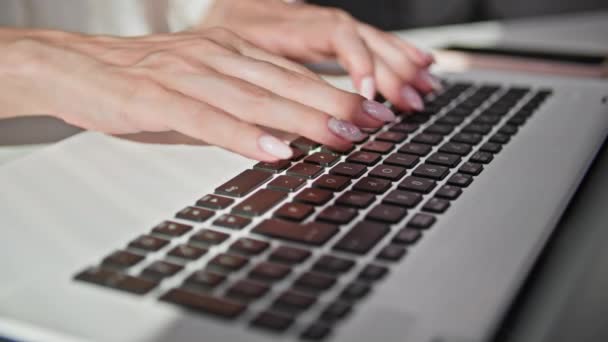 从事计算机工作的女性手坐在房间里的桌子边 一边在笔记本电脑键盘上打字 — 图库视频影像