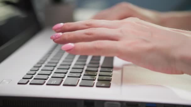 在社交网络上工作或聊天时 女性的手在笔记本电脑键盘上打字 — 图库视频影像