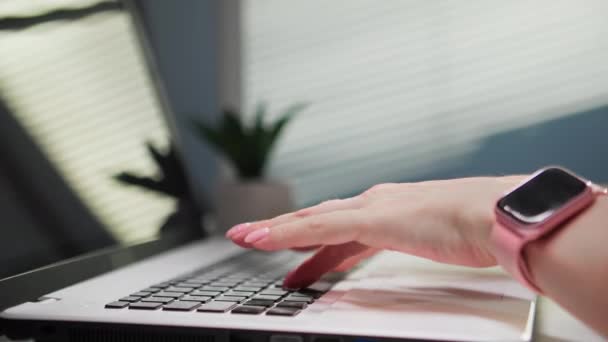 在电脑上工作时 女性的手在笔记本电脑上的键盘上打字 在工作时与客户或同事聊天时坐在桌子旁 靠得很近 — 图库视频影像