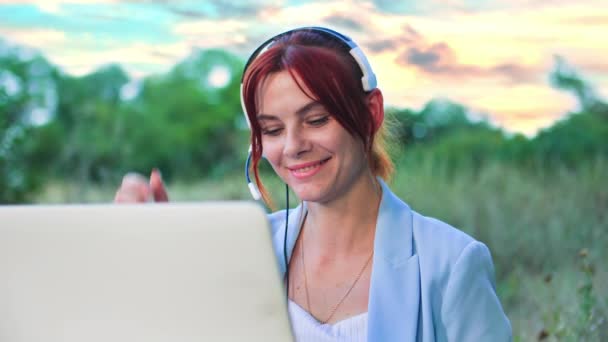 Freelancer Encantadora Mujer Sonriente Con Auricular Hablando Enlace Vídeo Portátil — Vídeo de stock