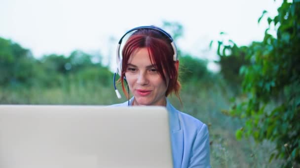 Teletrabajo Freelancer Mujer Hablando Través Videollamada Ordenador Portátil Con Auriculares — Vídeo de stock