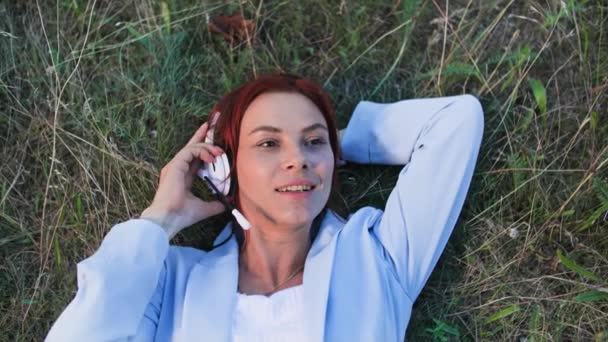Freelancing Νεαρή Ευτυχισμένη Γυναίκα Χρησιμοποιεί Ακουστικά Για Επικοινωνούν Βοήθεια Της — Αρχείο Βίντεο