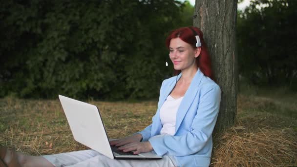Szabadtéri Munka Gyönyörű Fiatal Headset Beszél Keresztül Video Link Laptopon — Stock videók
