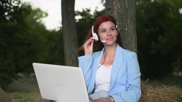 Encantadora Mujer Freelancer Trabaja Remotamente Centro Llamadas Consejos Cliente Usando — Vídeo de stock