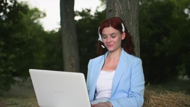 Call Center Fiatal Gyönyörű Laptoppal Kezében Beszél Mikrofonon Fejhallgató Dolgozik — Stock videók