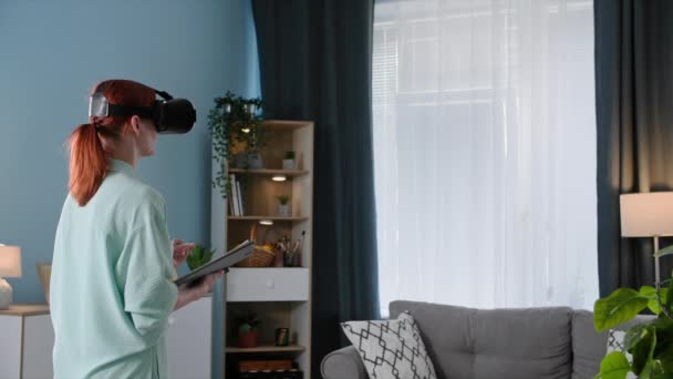 虚拟会议 戴着玻璃杯的女人在家里和同事聊天 — 图库视频影像