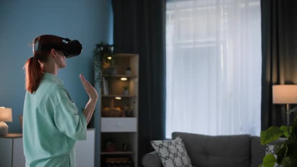 女人站在房间里 用现代技术和戴眼镜的虚拟朋友交流 — 图库视频影像