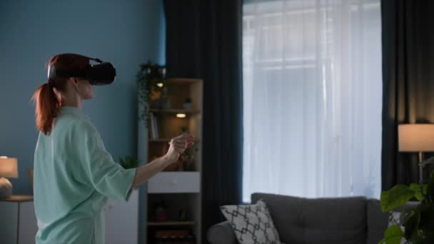现代科技 一位戴Vr眼镜的年轻女性站在舒适的房间里 一边打电话给朋友 一边用虚拟现实视频通话 — 图库视频影像