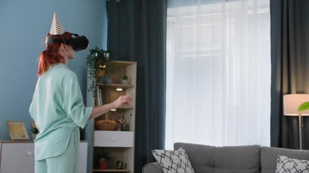 Праздник Онлайн Молодая Женщина Праздничной Шапке Очках Виртуальной Реальности Поздравляет — стоковое видео