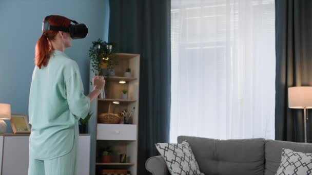 在虚拟现实中 年轻女性在家里的房间里使用现代技术 并与朋友们一起使用Viar眼镜和手机视频通话 — 图库视频影像