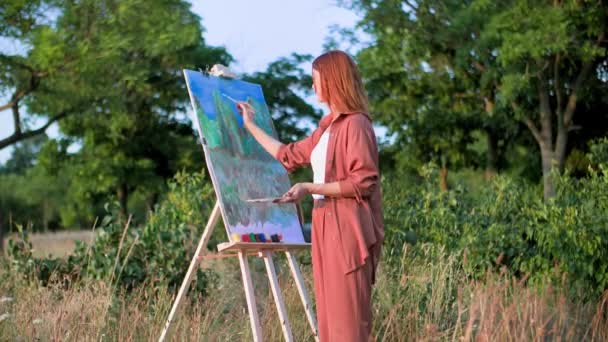 有创意的业余爱好 有才华的女画家在林立的公园背景下描绘有创意的图画 — 图库视频影像