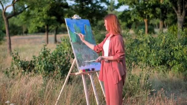 Γυναίκα Που Χρησιμοποιεί Χρώματα Και Πινέλα Σχεδιάζει Εικόνα Ενώ Στέκεται — Αρχείο Βίντεο