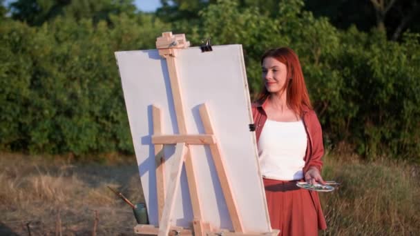 Talentosa Artista Femenina Con Pinturas Pinceles Dibuja Cuadro Usando Caballete — Vídeo de stock