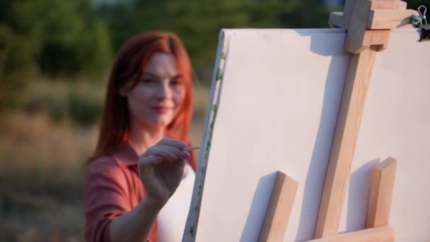 Mujer Linda Con Pinturas Pinceles Dibuja Cuadro Usando Caballete Naturaleza — Vídeos de Stock