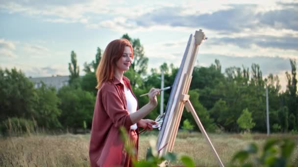 Mujer Sonriente Usando Pinturas Pinceles Dibuja Imagen Aire Libre Telón — Vídeos de Stock