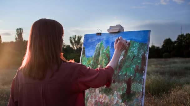 才华横溢的女画家站在公园的阳光下 用画架和画笔描绘美丽的图画 — 图库视频影像